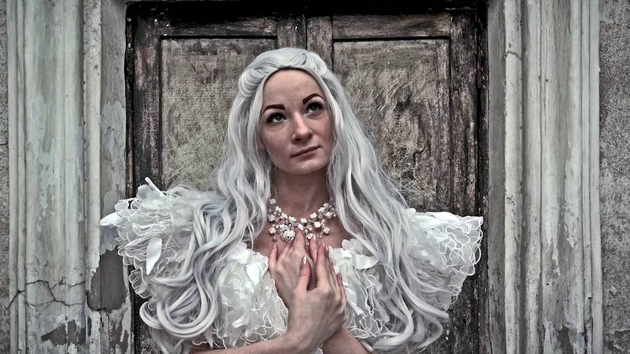 белая королева видео. белая королева видео. алиса в зазеркалье фильм 2010 белая королева. энн хэтэуэй мирана белая королева. белая королева алиса в стране чудес.