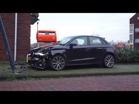 Auto ramt lantaarnpaal op de Voorste Kamp in Bunschoten