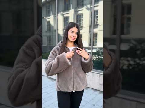 Жіноча зимова капучінова коротка куртка шуба з еко-хутра з капюшоном, відео 1