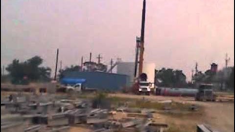 Rig lifting a big pipe