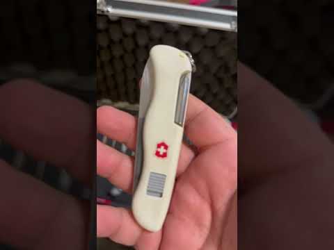 إختيار سكين فكتورنوكس لتصوير فيديو جديد