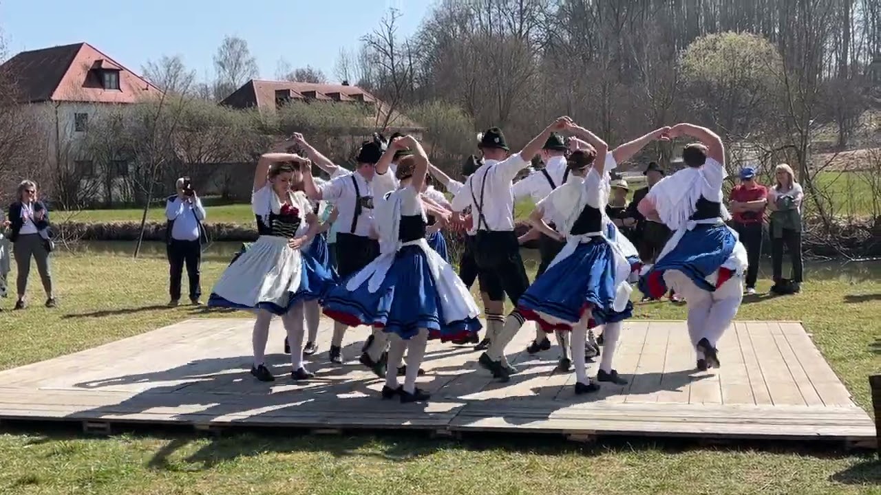 Aktive des Trachtenvereins Gebensbach tanzen das Muiradl