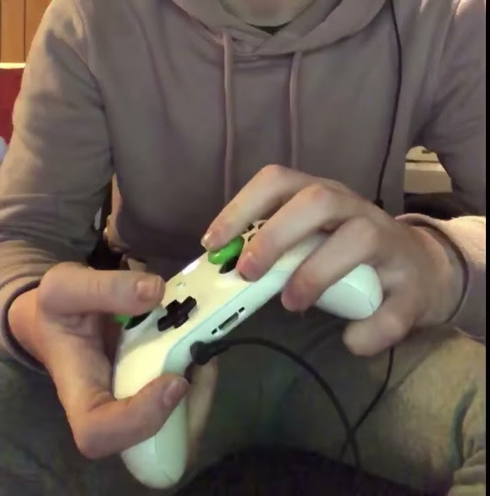 I PLAY WITH THE CONTROLLER UPSIDE DOWN, CANT PLAY REGULAR YouTube
