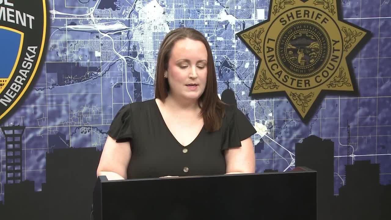 Police: Lincoln woman threatened to kill officer while holding knife