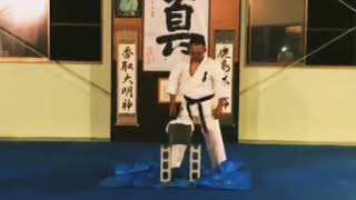 【空手】迫力満点の瓦割り　裏拳