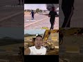 Operador de máquinas apaga auto en llamas