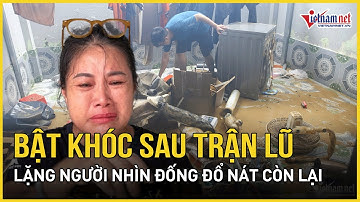 Xót xa vô cùng, người dân Nha Trang bật khóc nhìn đống tài sản hư hỏng sau trận lũ lịch sử
