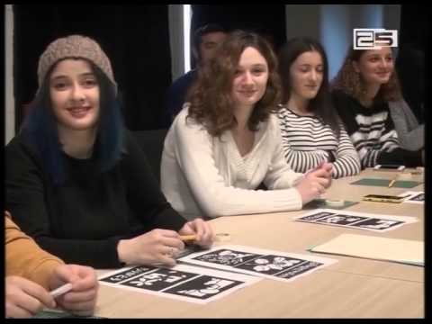 ქაღალდის ჭრის ხელოვნება იაპონელმა მხატვარმა ბათუმელ სტუდენტებს გააცნო.