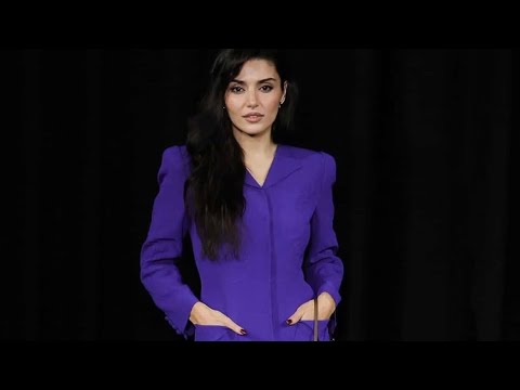 Bomba en París! Hande Erçel, invitada de honor de Valentino - YouTube