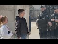 The MOD Police officers and the visitors at horse guards #viral #britishsoldier #tourist 