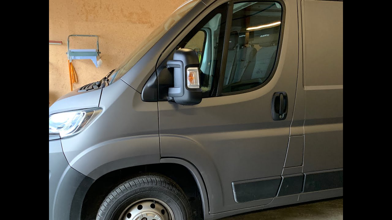 „BALU“ wird eingekleidet I Seitenteil und Türe wird beklebt I Folierung in Smoke matt metallic #02