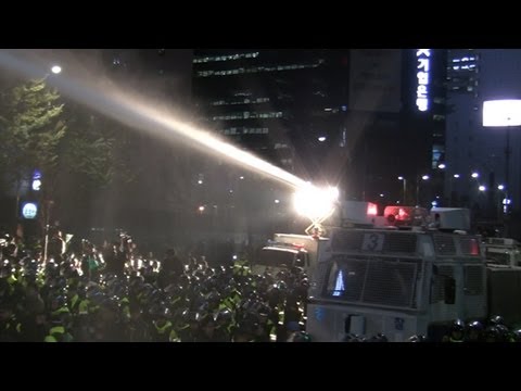 경찰, 한미FTA 항의 시위대에 물대포 쏘며 폭력 연행