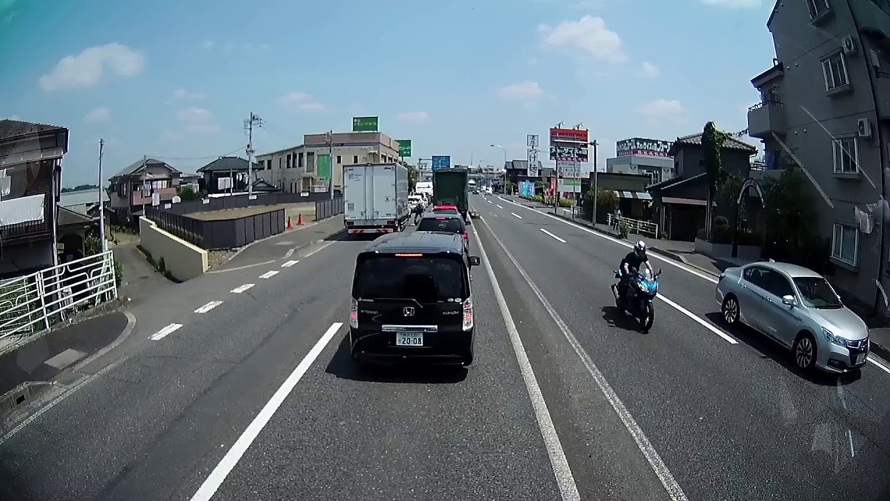 トラックが自転車に幅寄せし接触 交通トラブル Youtube