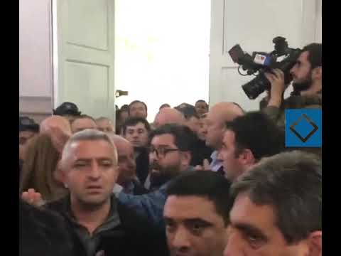 ბათუმის საკრებულოს დეპუტატები, სხდომათა დარბაზში ერთმანეთს ფიზიკურად და სიტყვიერად დაუპირისპირდნენ