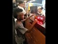 無料の食事をかけた「子供対タイマー」チャレンジ
