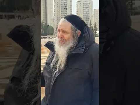 הרב שלום ארוש הולך לקבר של הרב חיים קנייבסקי זצ ל וממרר בבכי 