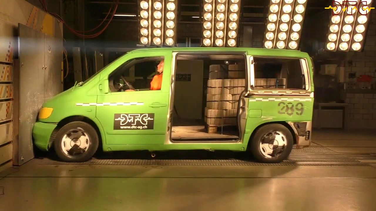 Video till Mercedes Vito lastad med 770 kilo betongblock krocktestas