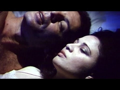 المشهد الذي تسبب فى شهرة الهام شاهين لما خالها قفشها مع محمود حميدة علي السرير 