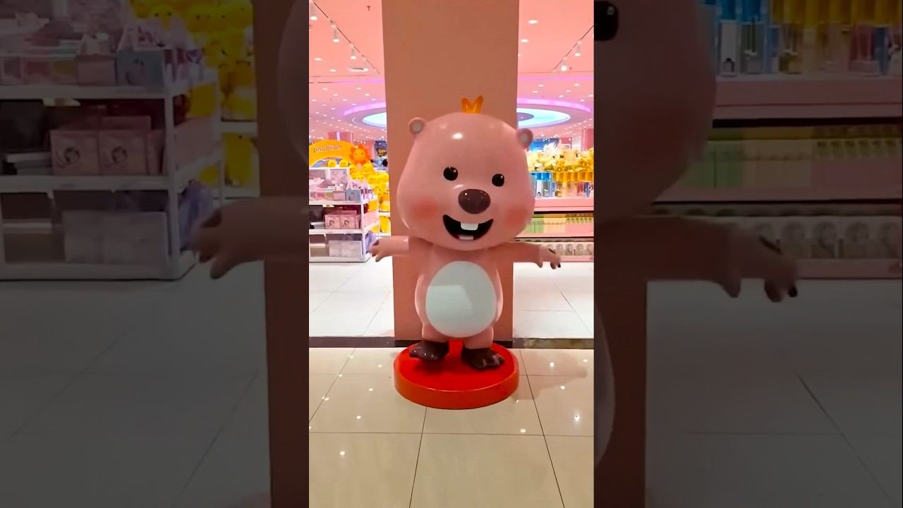 Cute baby shocked to see a walking statue 🤣👧🏻❤️👶🏻😱