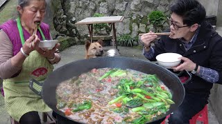 田里叶子菜随便摘，九九今天吃牛肉火锅，围在火炉吃真过瘾~【湘西九九美食】