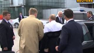 Путин прилетел в Минск и начал раздеваться прямо в аэропорту