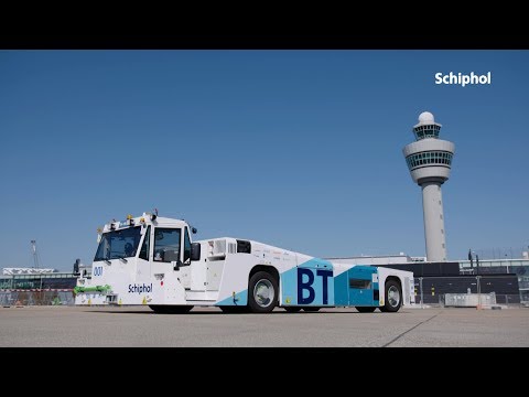 Vliegtuigen naar startbaan met Taxibot op Schiphol