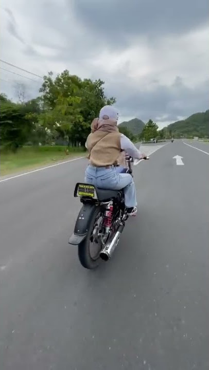 cewe hijab naik motor rx king❤#rxking#pantaisuwukkebumen#jawatengah