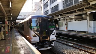 [MHあり！]E257系 OM-92編成 読売旅行 よみうり貸し切り列車 春の高尾山号 団体列車がMHを鳴らしながら立川駅3番線を通過するシーン