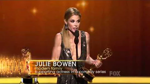 Julie Bowen wins an Emmy for Modern Family at the ...