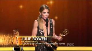 Julie Bowen wins an Emmy for Modern Family at the 2011 Primetime Emmy Awards!