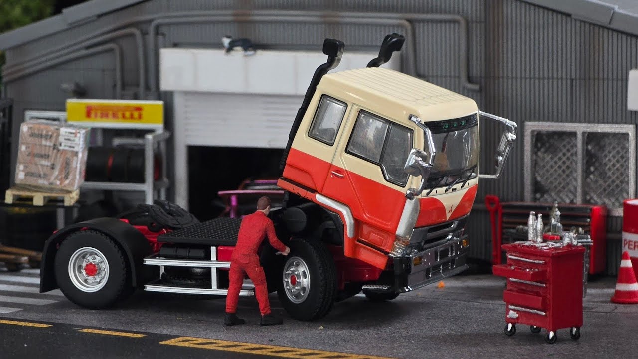 Mitsubishi Fuso, 1/64 scale. Diecast truck model, model1. Any good