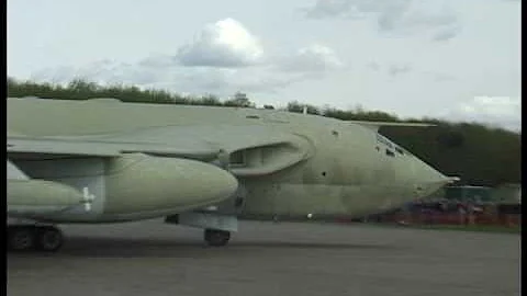 Accidental Handley Page Victor XM715 Teasin Tina take off at Bruntingthorpe airfield video (4:3)