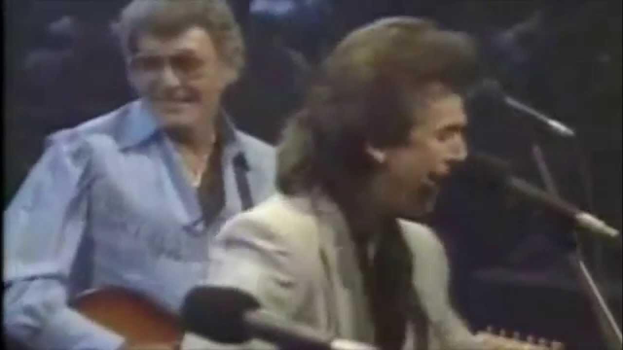 Carl Perkins and George Harrison - Everybody's trying to be my baby Carl Perkins and George Harrison - Everybody's trying to be my baby