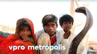 Snake charmer in Pakistan - vpro Metropolis 2014