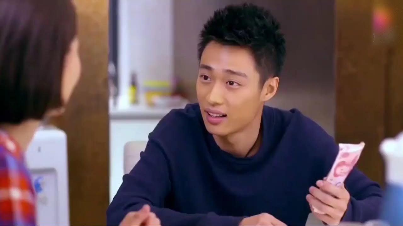 经理小瞧实习生，经常扣他工资，哪料小伙竟是董事长儿子