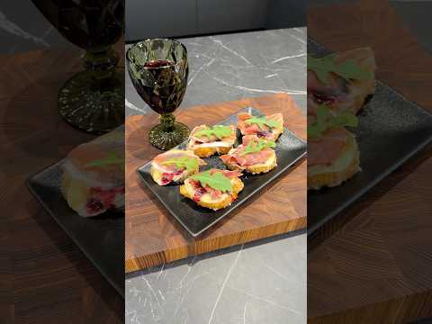 Горячие брускетты - идеальная горячая закуска! #рецепты #закуски #фудблог #chefvibe #кулинария