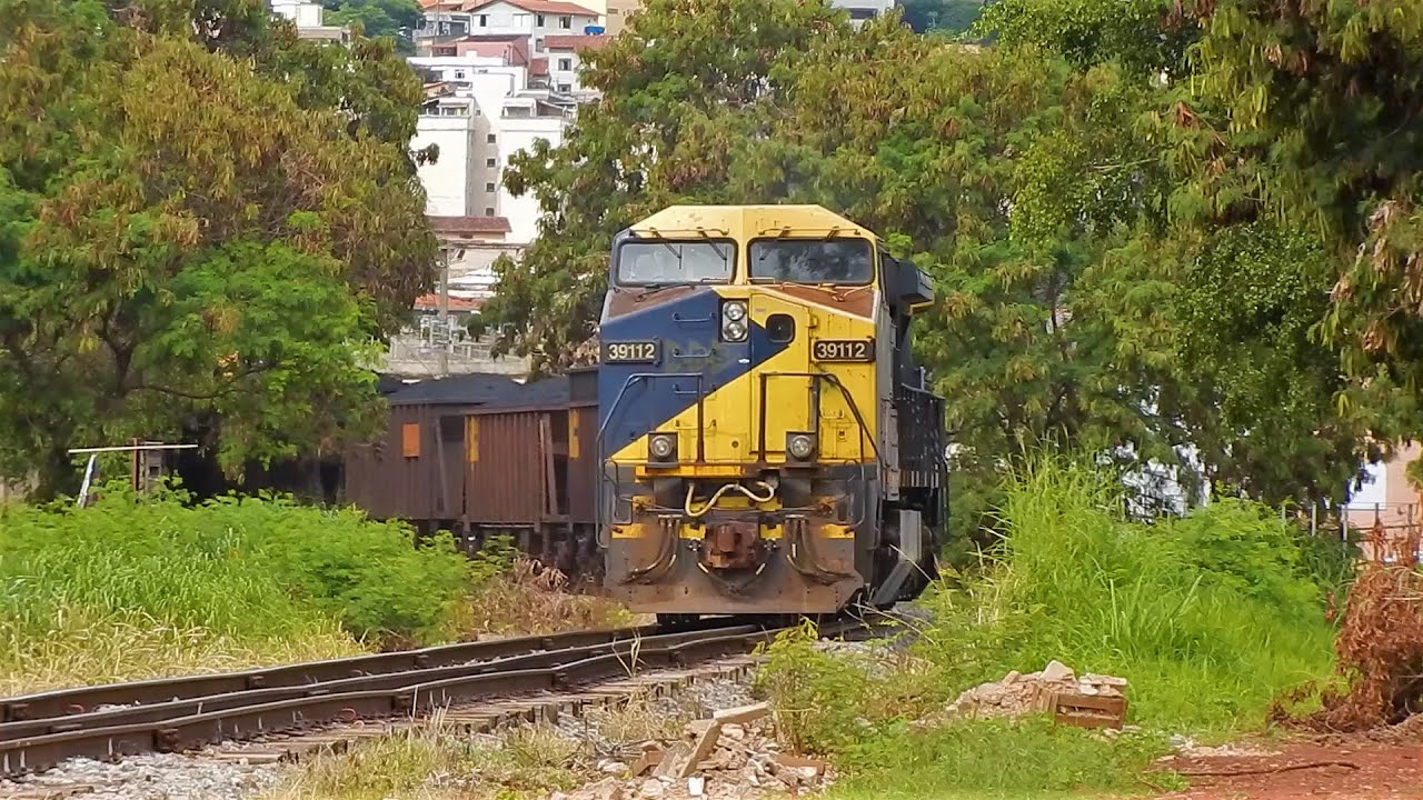 Trem da MRS com vagões HAT indo e retornando passando pelo bairro Nova Cintra em Belo Horizonte Trem da MRS com vagões HAT indo e retornando passando pelo bairro Nova Cintra em Belo Horizonte