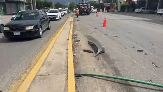 KIA FORTE TERMINA CON DANOS TRAS FUERTE CHOQUE CONTRA POSTE EN TUXTLA