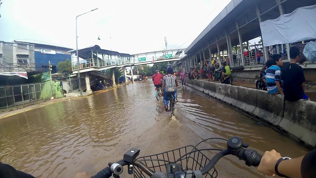  Jakarta  cyclist Bersepeda  di  Tengah Banjir YouTube