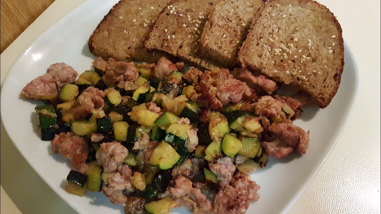 Zucchine e salsicce saltate in padella