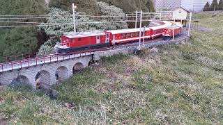 Mit Balkonloks (FO HGe 4/4I) unterwegs auf der Gartenbahn