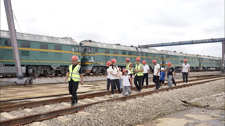 Chinese railway workers reunite with family in Laos - DayDayNews