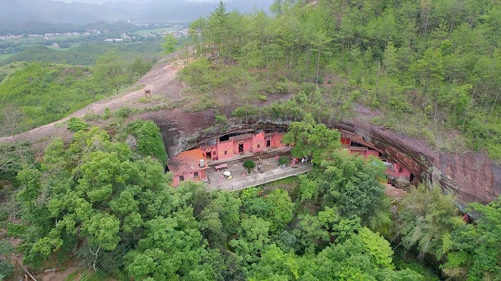 江西大山里的通天岩，一座寺庙镶嵌在崖壁之中，宛如人间仙境 - 天天要闻