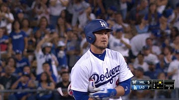 MIL@LAD: Grandal breaks tie with two-run double