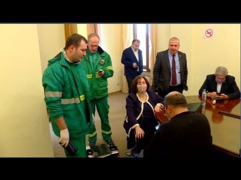 ვინ დააყენა სუნი პარლამენტში- ეჭვმიტანილები ისევ ოპოზიციონერი დეპუტატები არიან