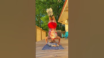 Headstands with a twist😋