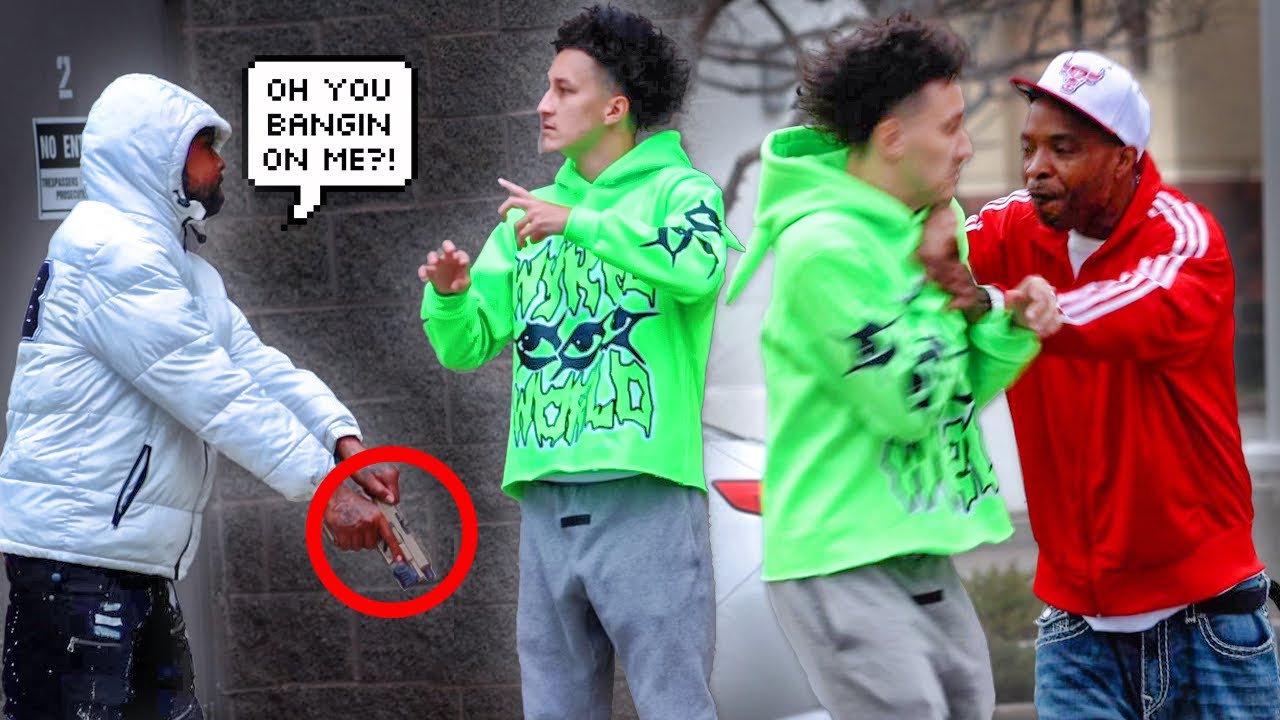 Глухой мужчина использует язык жестов в районе залива. Что-то пошло не так!