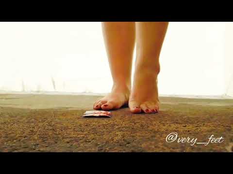 Esmagando com os pés👣 (Crushing feet)