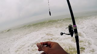 Surfcasting pantai | mancing waktu cuaca hujan   ombak besar ! | Janji dapat melibas 🎣