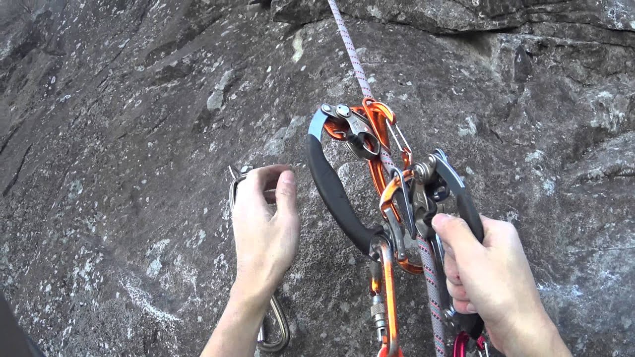 子持山 獅子岩 ソロクライミング 4P目の懸垂～登り返し